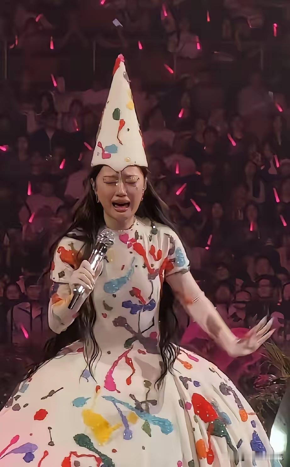 单依纯又震撼到我了让我震撼的不是她的服装，不是她的造型，而是，她明明可