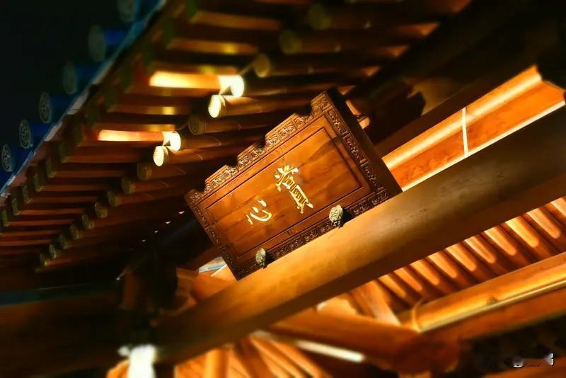 心有清欢，岁月安暖尘世漫漫，烟火缭绕，我们总在奔波中追逐，在喧嚣里迷茫，被世