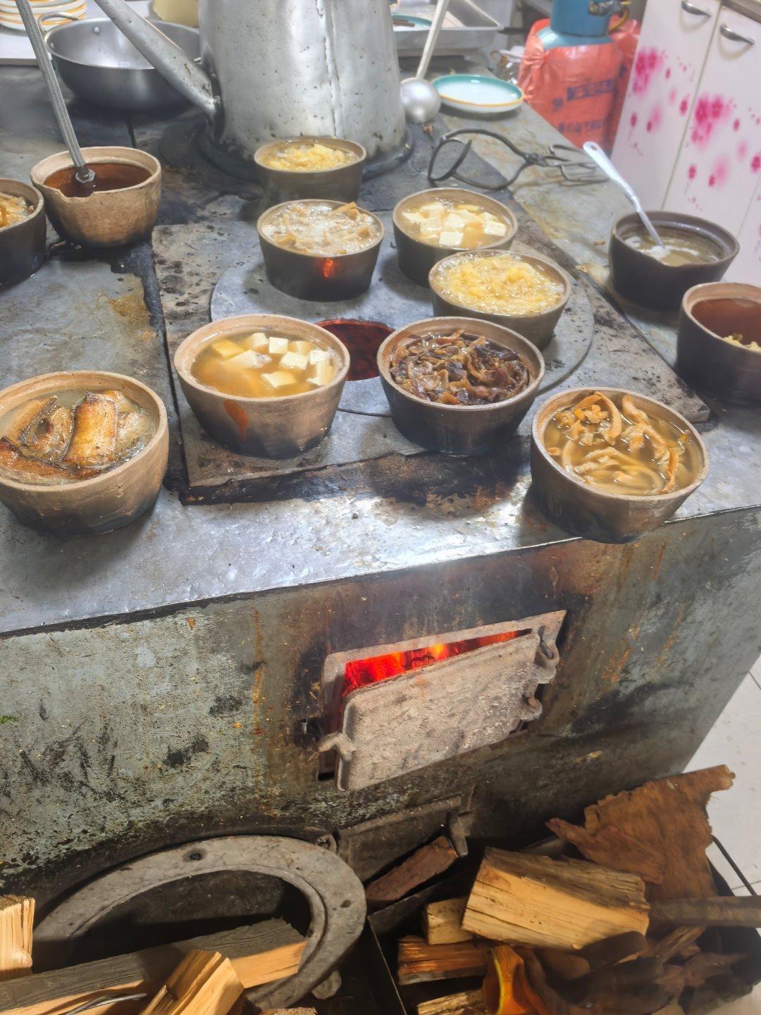 根河美食必打卡老麻家清真馅饼，一直坚持用柴火，一直现包。我这几个馅饼，等了一个小