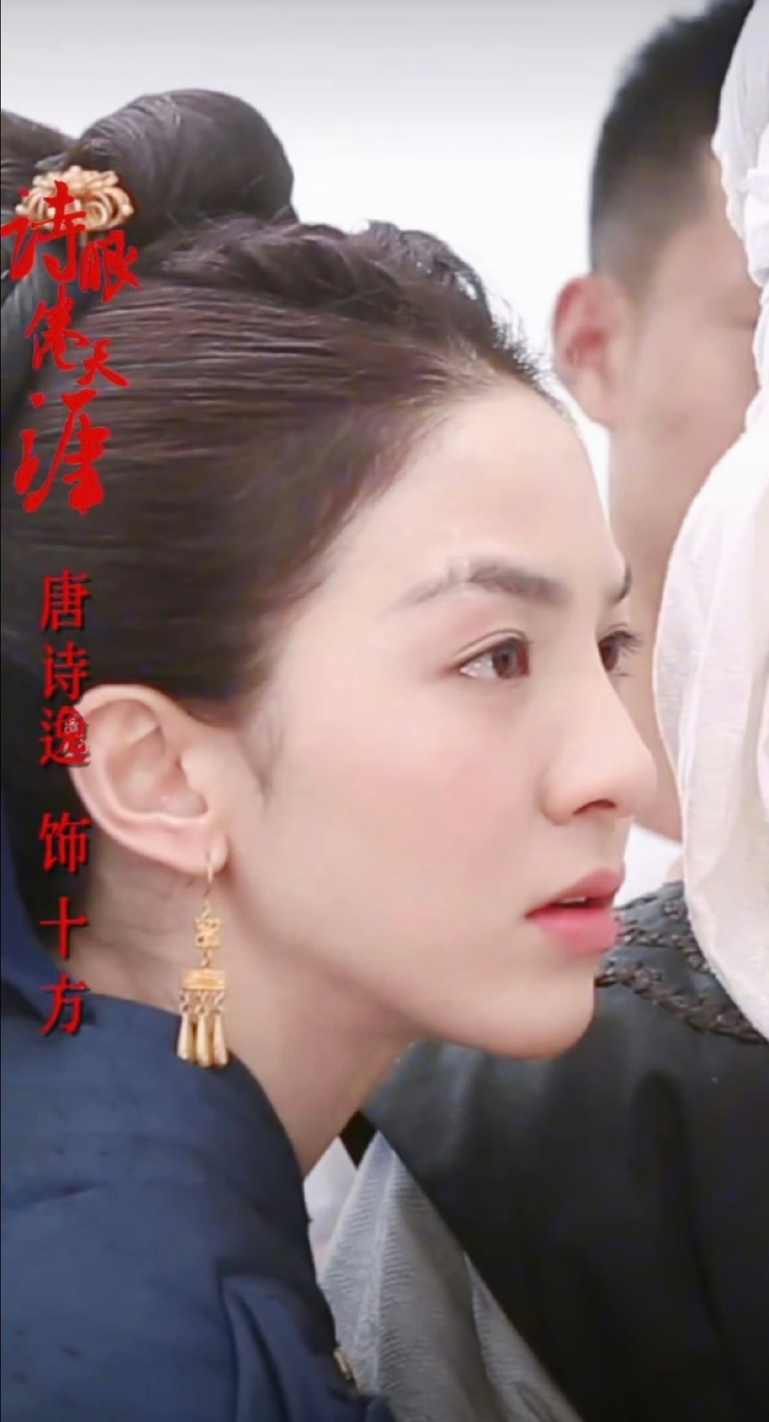 唐诗逸素颜或者淡妆的时候是最绝的好吧～尤其是眉骨上的疤，超有张力的