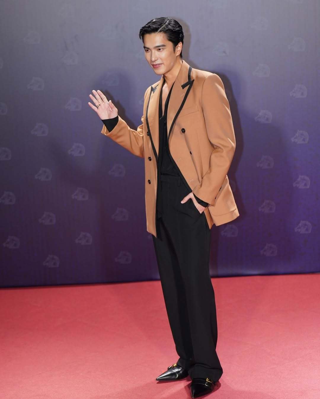 曾敬骅身穿Valentino西装套装，搭配Boucheron珠宝✨今晚角