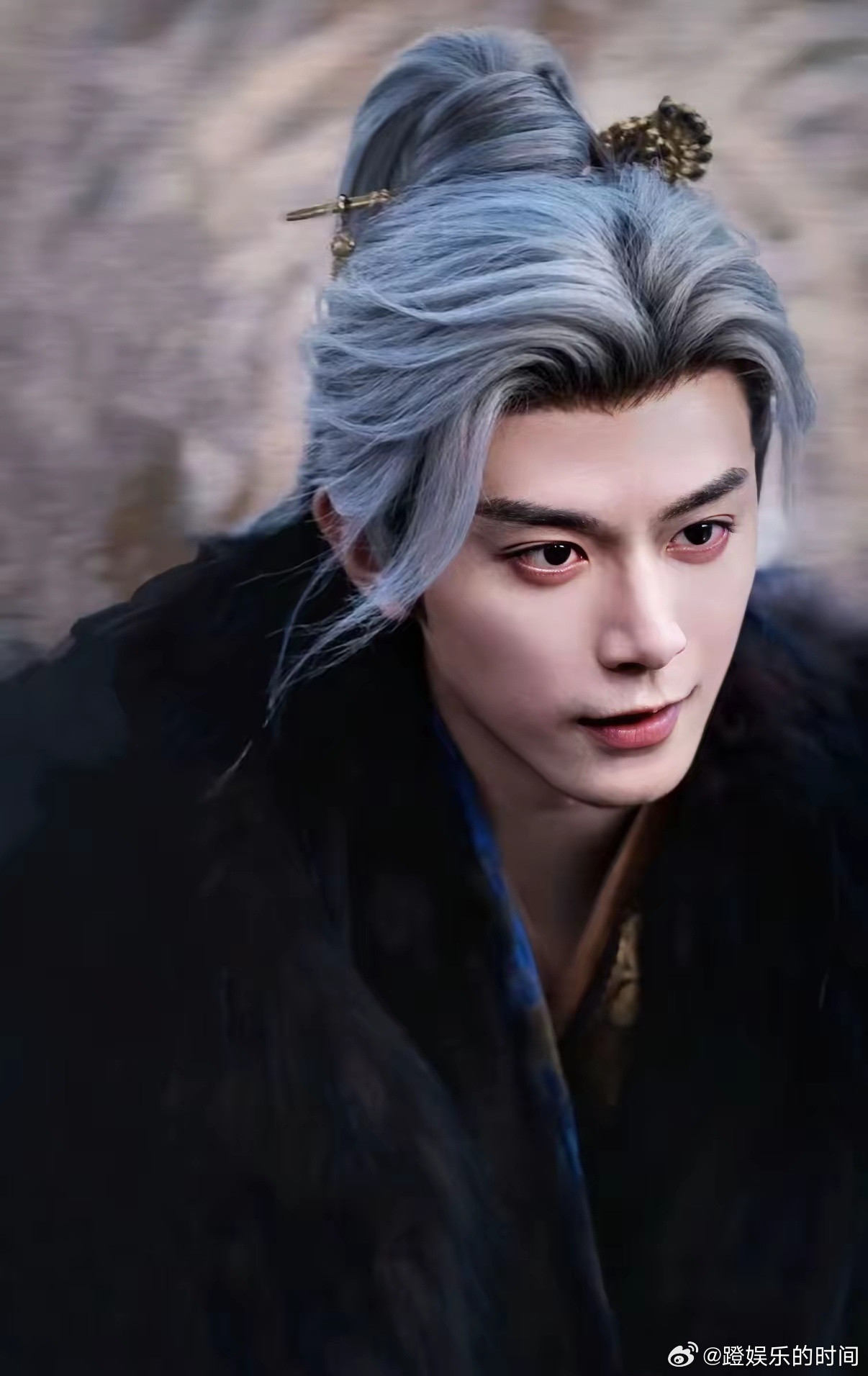 邓凯挺吃妆造的，拍了这么多戏，他之前的造型好干瘪，不适合贴头皮的假发，还是《逐玉