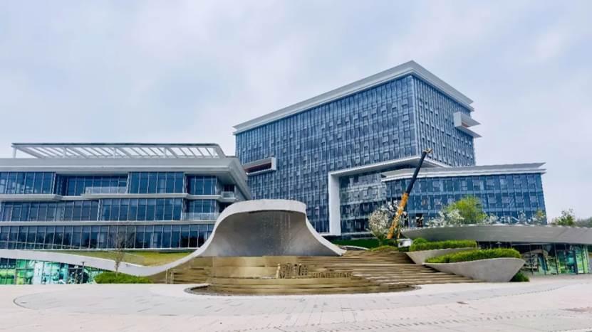 成都再添产业地标！中国融通医疗健康总部基地正式投运位于成都兴隆湖畔的中国融