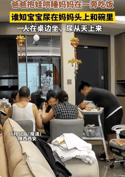 陕西西安，一家人正吃晚饭，宝宝突然大哭，为让妈妈安心吃饭，爸爸主动抱娃哄睡，不料