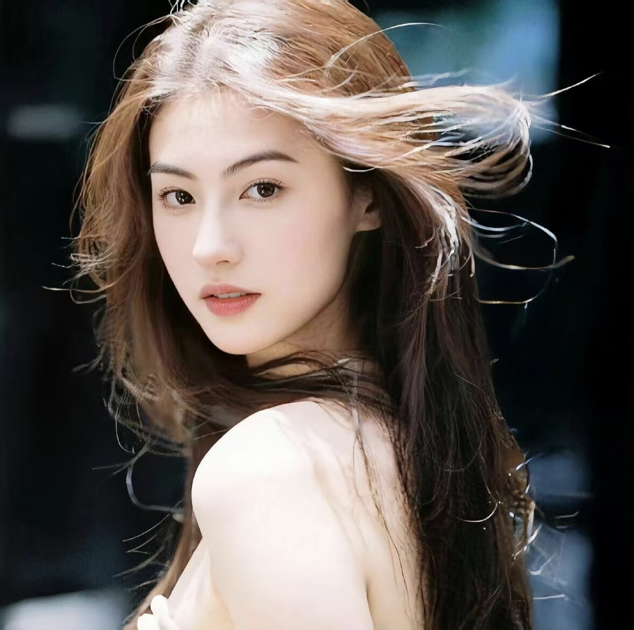 张柏芝复出，我不意外！谢霆锋沉默，我也不意外！唯独让我没想到的是，这俩人分开十几年，愣是没拿对方蹭过