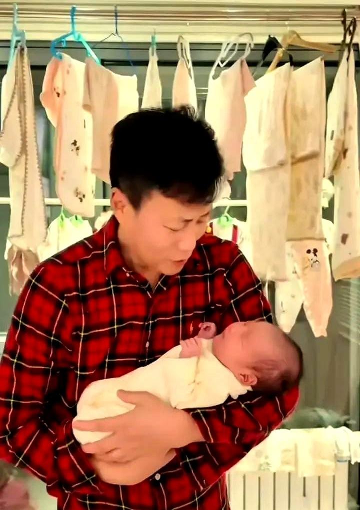 55岁耿为华再当爸，娶了小20岁幼师，这回是真低调啊！最近给小女儿办满月酒，