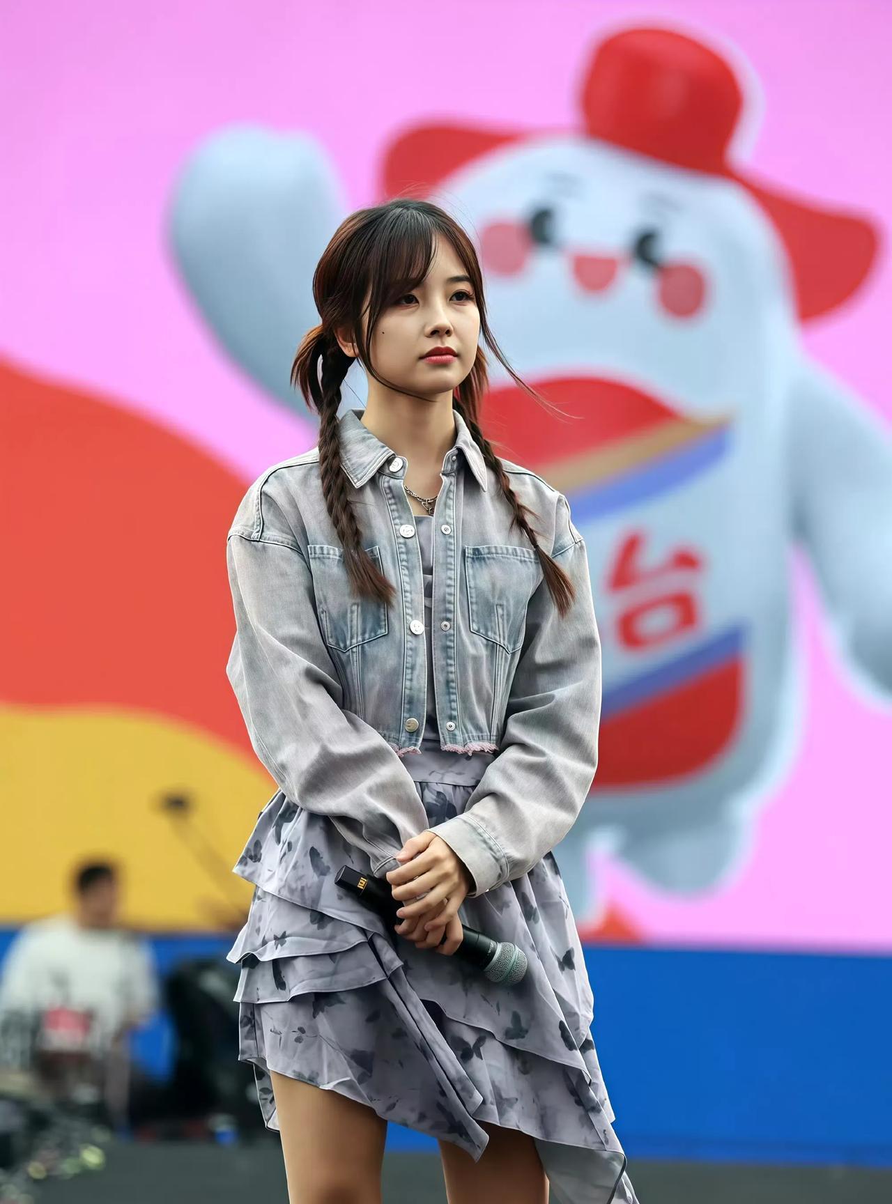 她本来是央视力捧的年轻主持人，想让她当董卿、李思思、朱迅的的接班人，可惜她就忙着