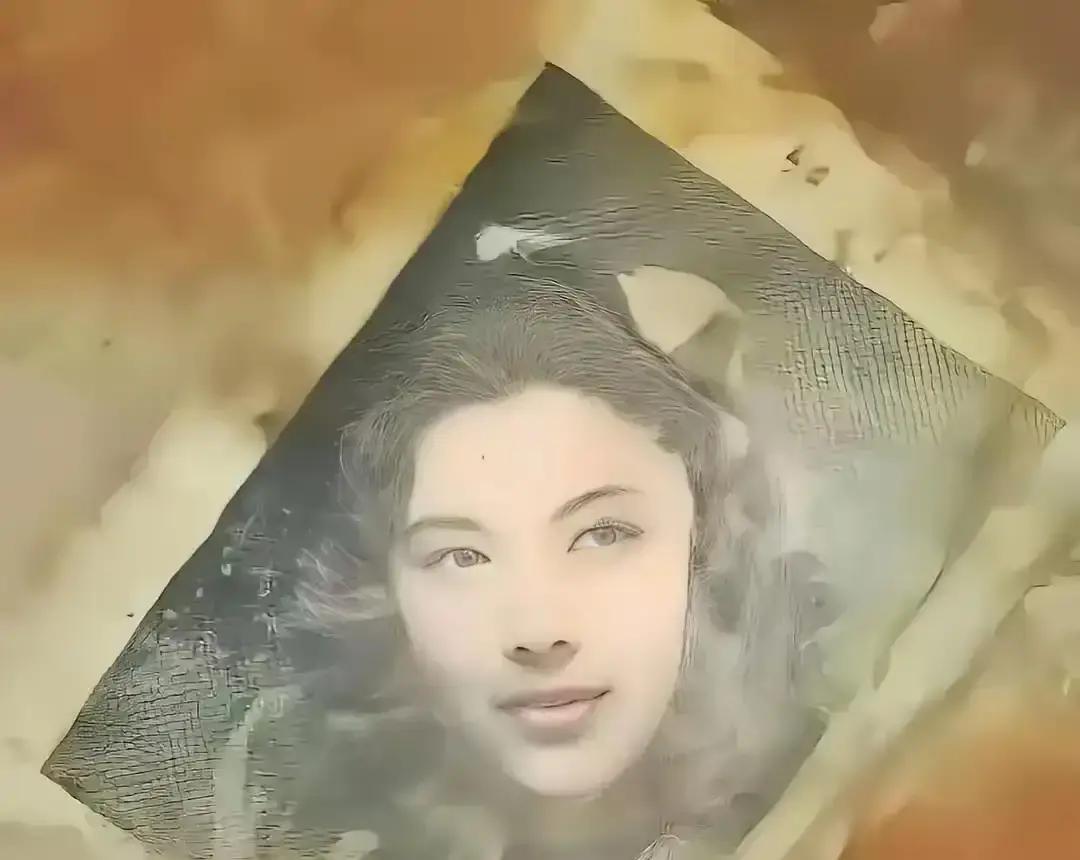 2016年，韩国送回一批烈士遗骸。其中一个骨灰盒里有个小铜镜，打开发现夹着张旧照