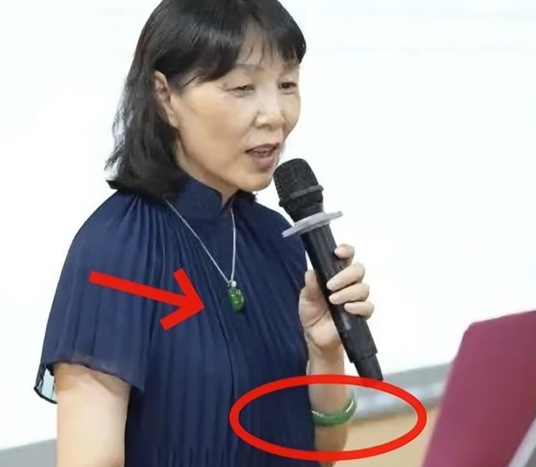 戴50万翡翠逛菜市场的杜建英，居然没人认出来？宗庆后省吃俭用存5万，她随