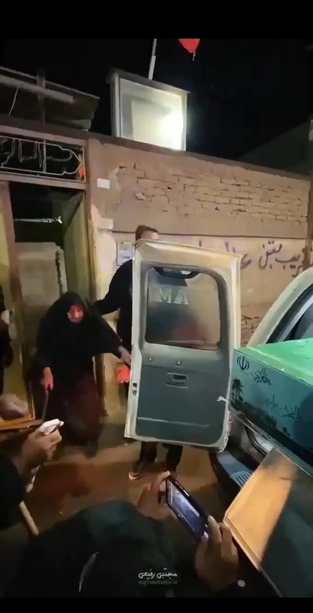 阿里·拉里贾尼的老母亲向儿子作最后的告别。拉里贾尼生前，在个人品质上极好，很清