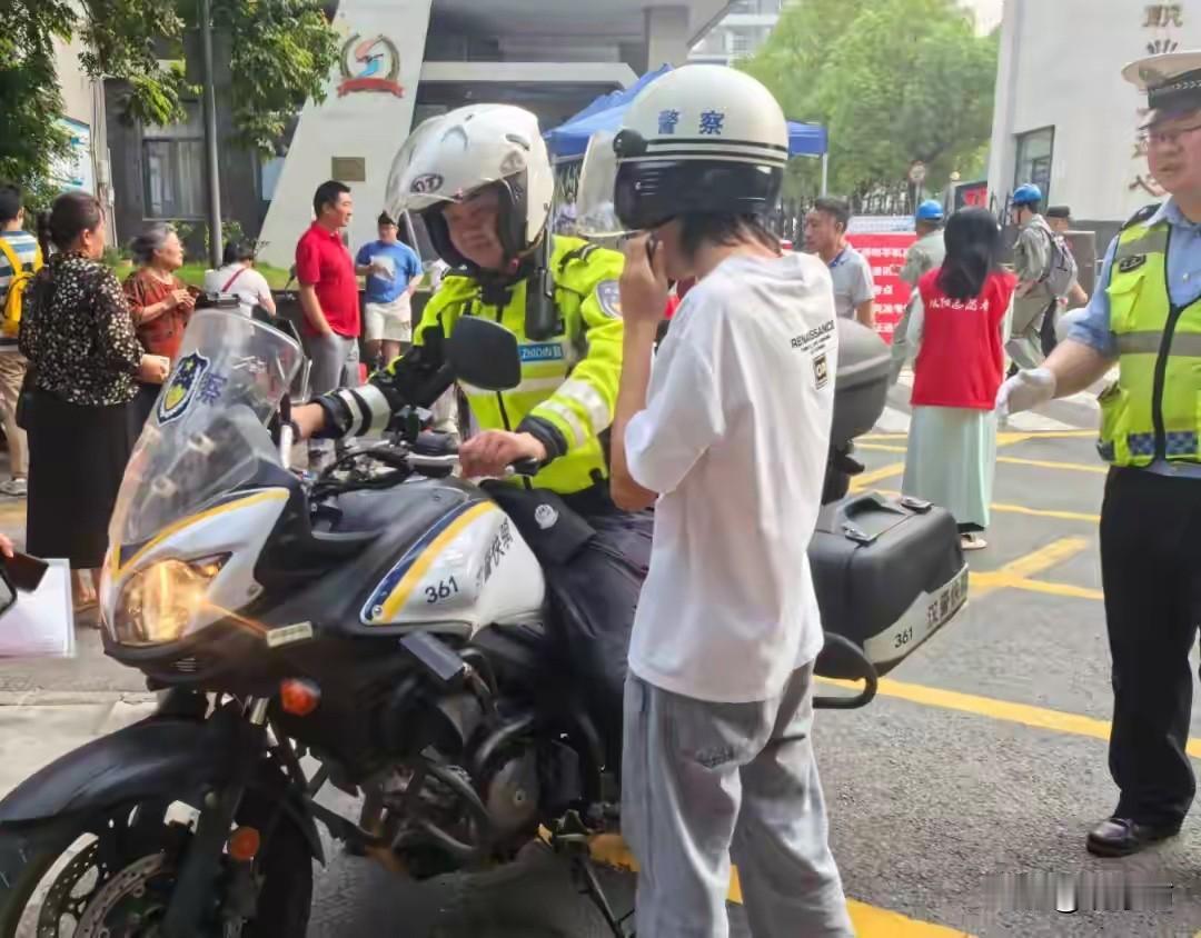 忘带准考证的考生，你浪费的32公里，是多少人一辈子走不出的路！高考第一天，武