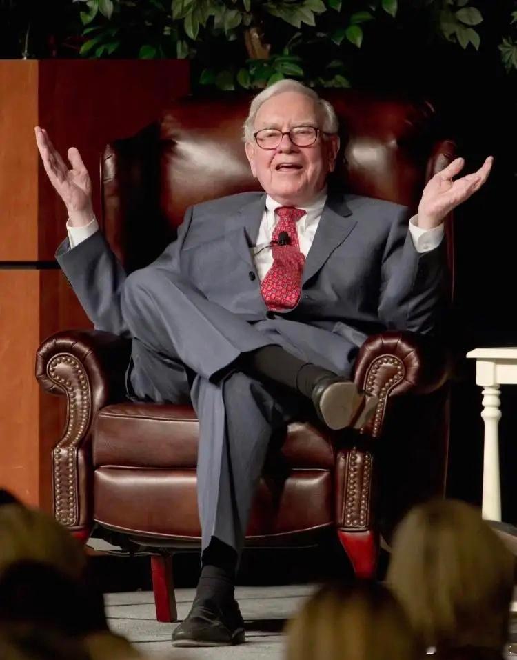 巴菲特92岁，没去日本，却投了上百亿美元。他靠的不是饭局和人脉，是财报和耐心。