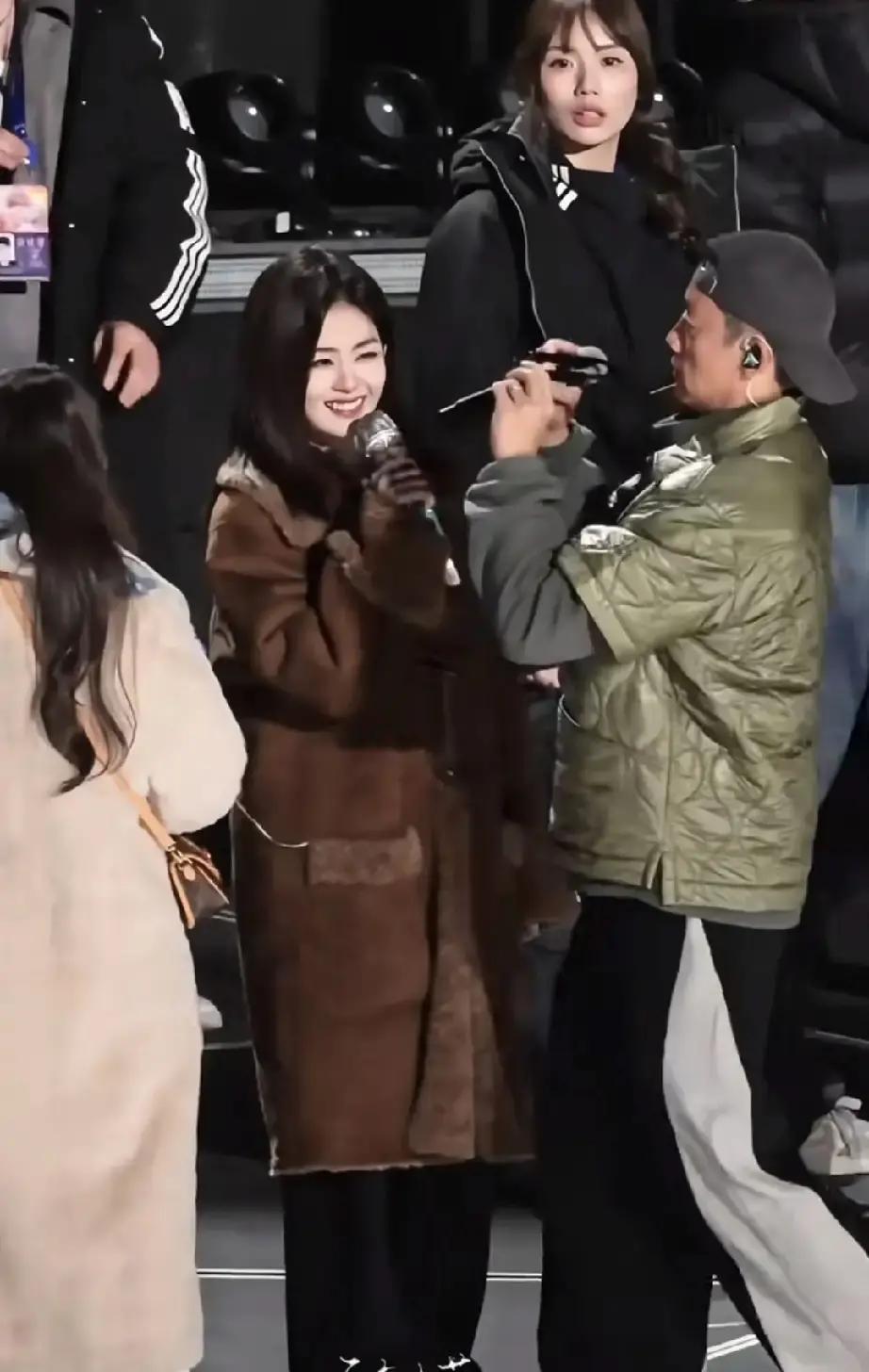 彩排第3遍就哭崩镜头扫到白鹿，眼泪啪嗒掉。网友笑她像被欺负，我盯着屏幕，心