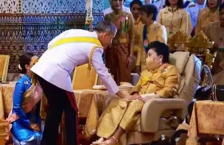 泰国国王的原配和女儿是真惨。本来嫁给了表哥，当上了王后，过上了人上人的生活，