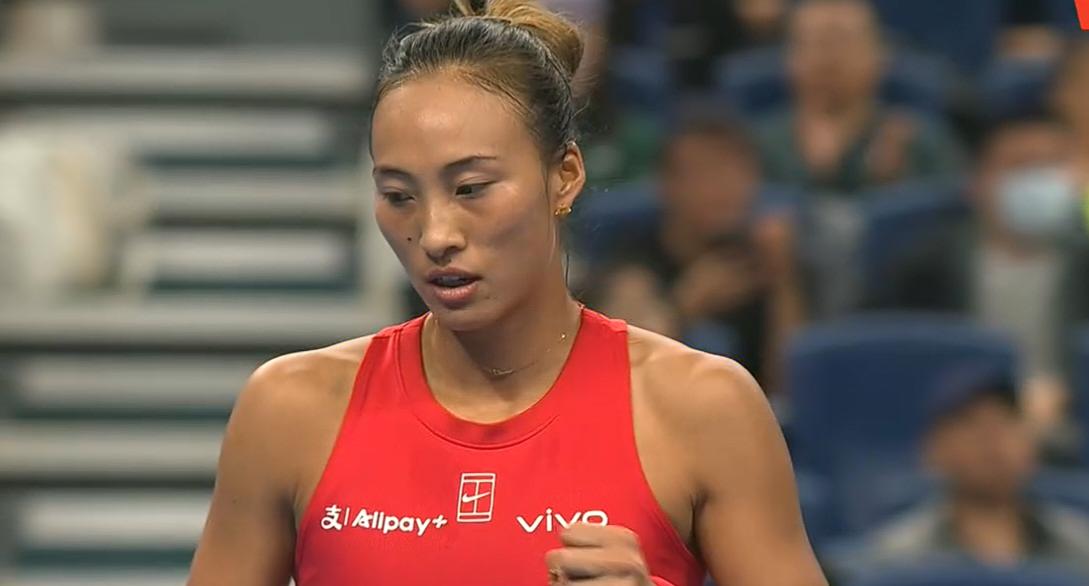 中网女单半决赛，郑钦文以直落两盘的比分，2：0（7：5、6：2）击败比利时选手梅