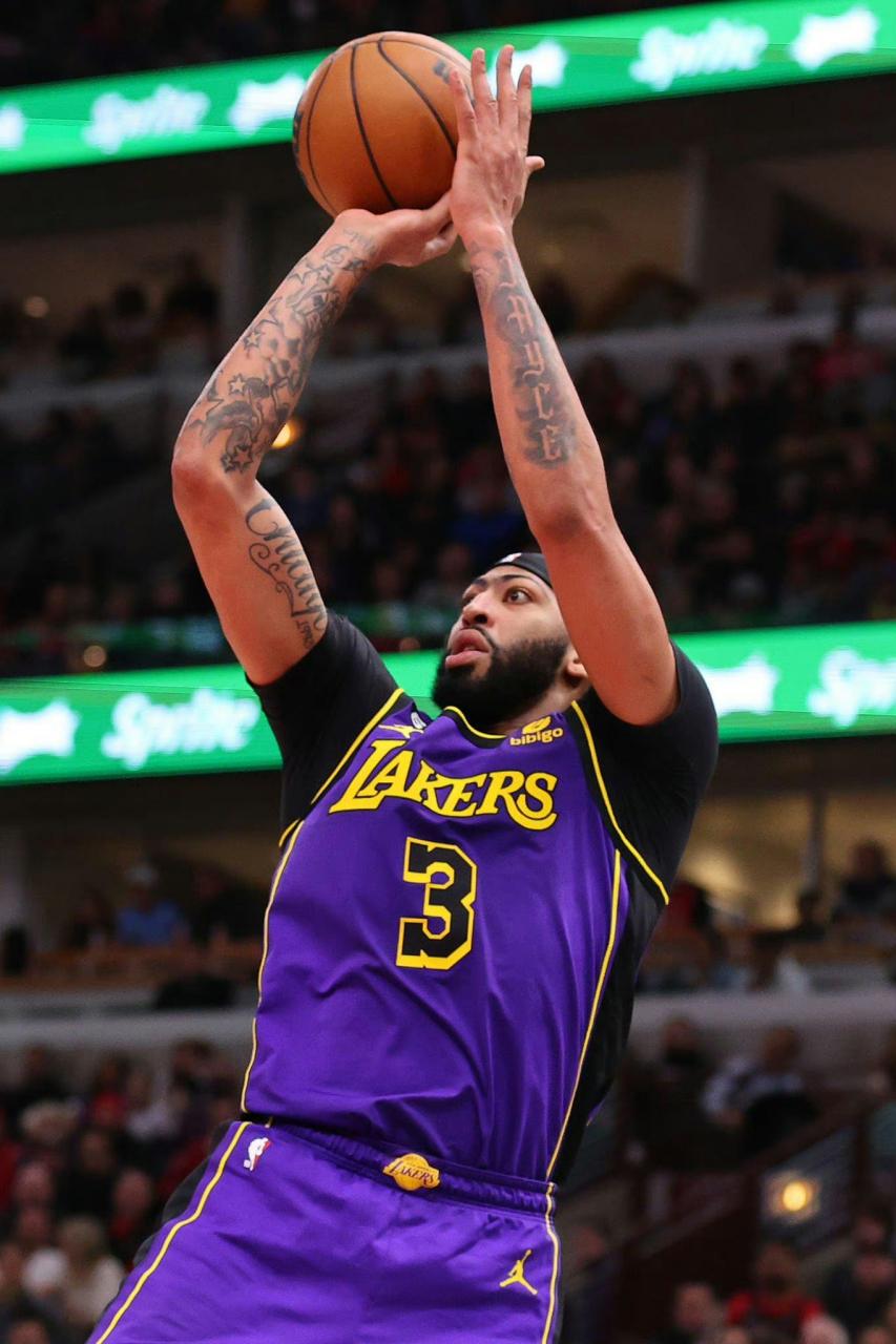 浓眉戴维斯最近表现不错，然而独行侠内部都讨论过戴维斯的交易。他的合同3年约1.7