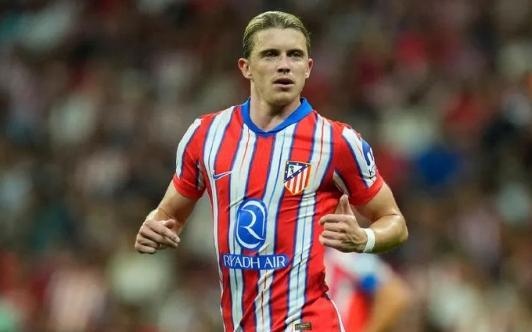 你的中场核心躺一个月，你钦点的接班人脚踩两条船。曼联的冬窗，一边是崩塌，一边是