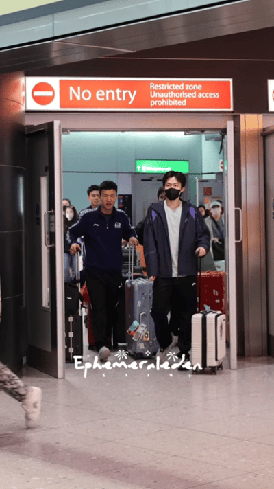 王楚钦带着男队的队员们出机场，自带气场，长途飞行，但是状态很好。莎莎和楚钦