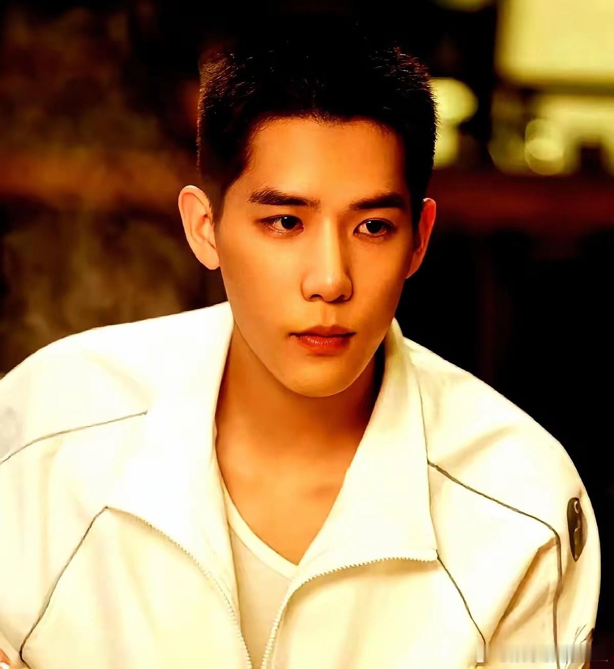 沈腾是真急了！直接一脚把王安宇踹出了镜头。《现在就出发》录制现场，王老吉饮料洒了