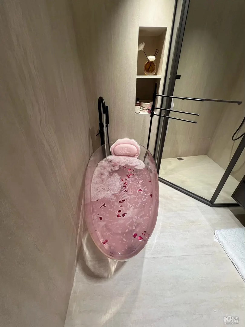 现在小宾馆都这么懂浪漫了吗