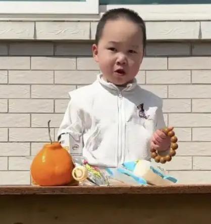 网红小孩米乐的妈妈，发照片了。本想澄清孩子不是侏儒，结果，评论区直接炸了锅。她发