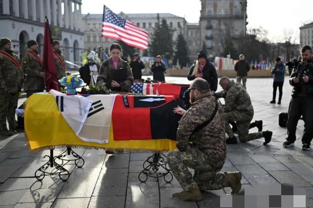 这操作简直刷新三观！基辅一场葬礼，直接暴露了俄乌战场的“纳粹底色”！韩国金