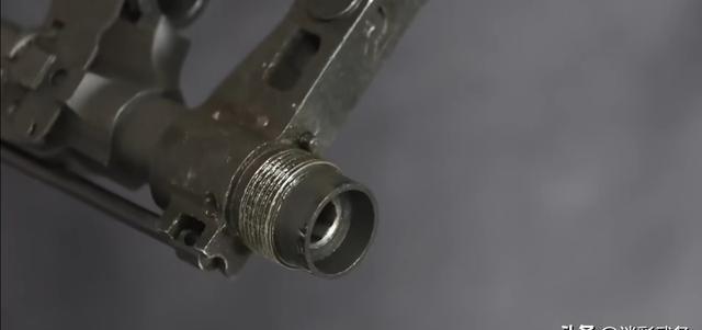 国产56C短突击步枪，并非是缩比56式步枪那么简单！由于81式自动步枪机匣尺寸