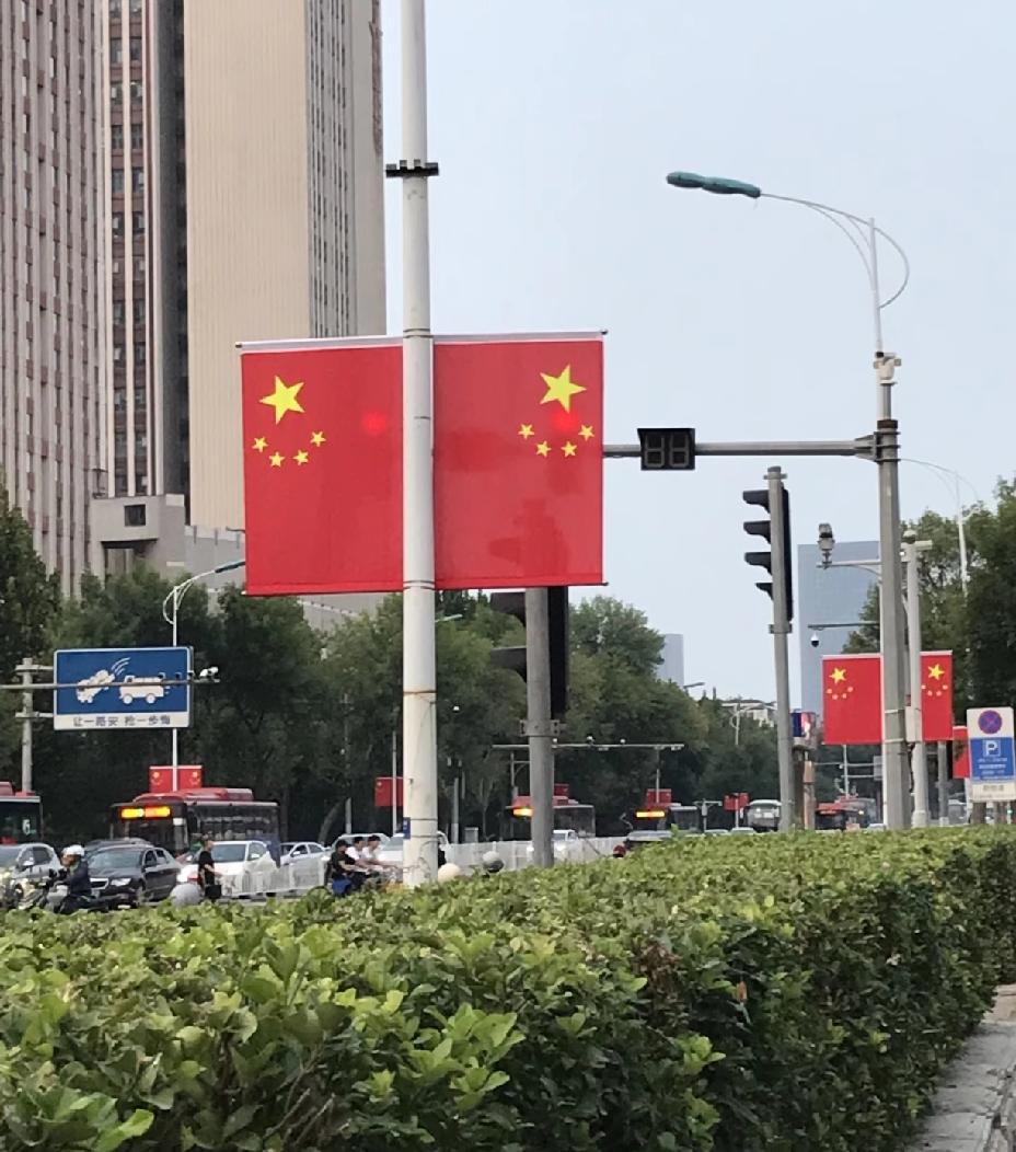 今年国庆第二天，出现了5个奇怪的现象：1、高铁上居然还有空位了。以前国庆坐高