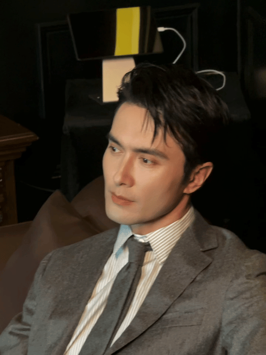 看到高伟光的蟑螂须错位图笑出声！明明是个酷哥，偏偏被两根电线变成了表情包，这画面