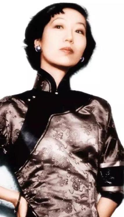 1972年，为了邻居不发现自己的秘密，张爱玲开始频繁搬家，23年里搬了180次。