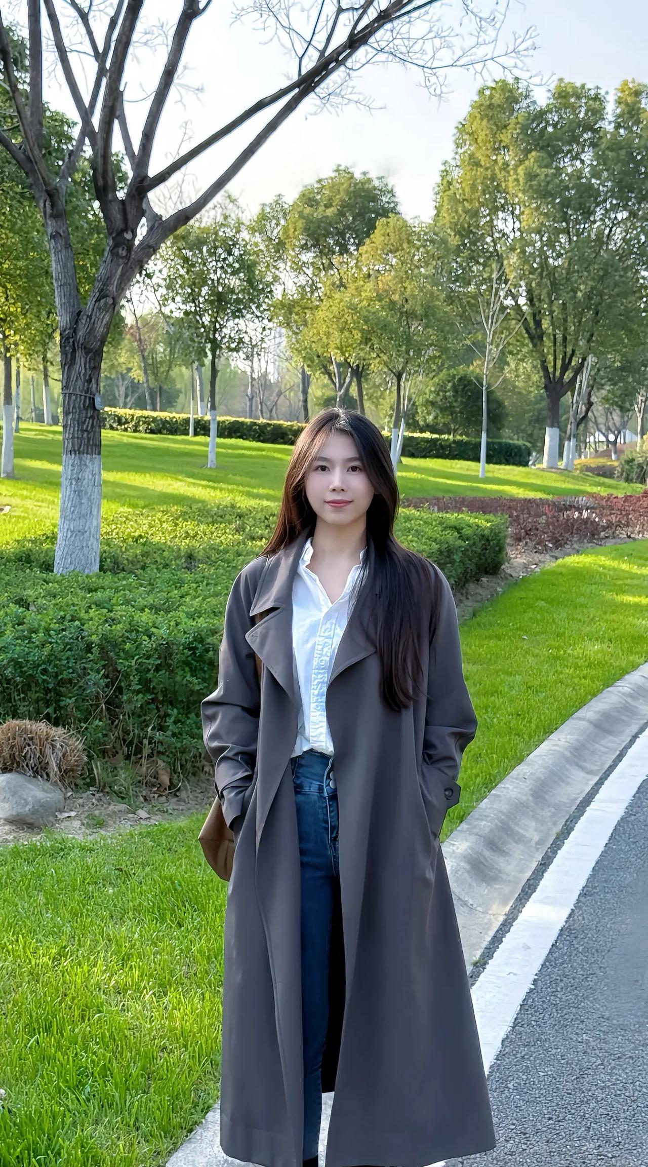 绿树阴中见，芳草径边行。