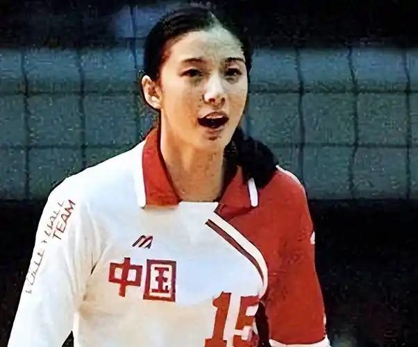 镜头中，依偎在一位高大外籍男子身边的女子，正是前中国女排核心副攻、曾被称作女排第