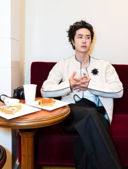 王一博亮相CHANEL纽约大秀，轻松拿捏时尚魅力，黑发造型太帅了，总是让人眼