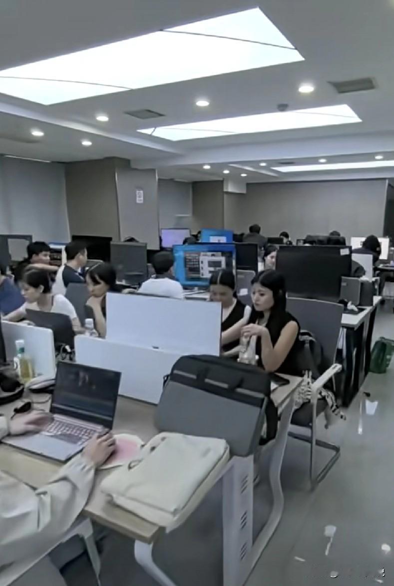 还是错负了信任[捂脸哭]公司一员工离职交接，说工服忘家里了，考虑到因为这点事没