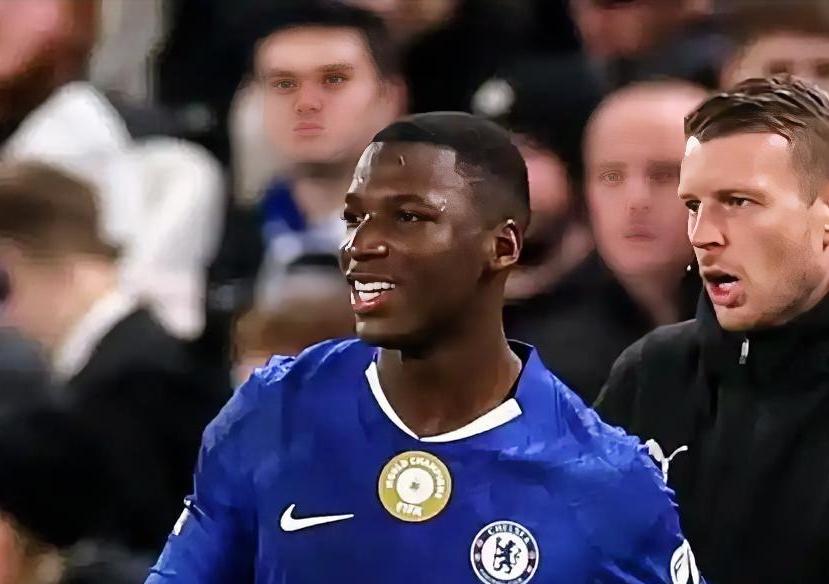 这场伦敦德比看得人血压飙升！开场才20分钟裁判就掏了3张黄牌，两队球员像打橄榄