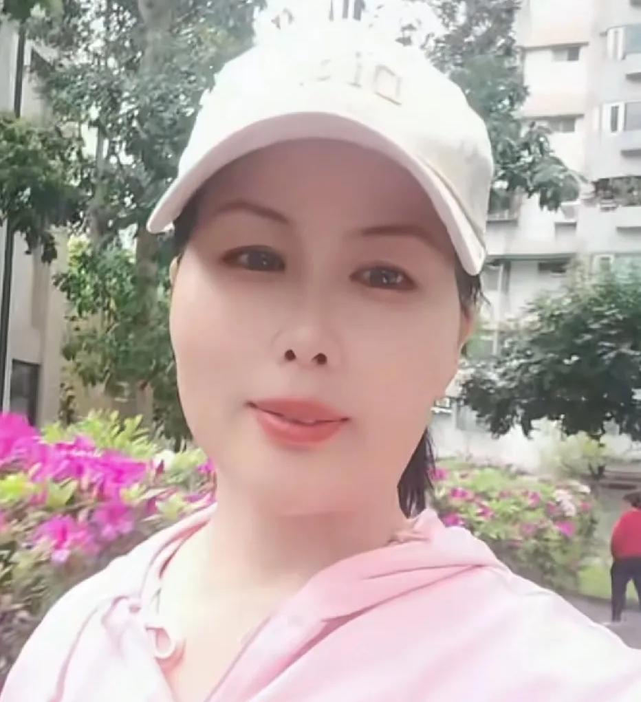 小杨阿姨已回到小菲在湾湾的家中，在小区楼下悠闲遛弯，春暖花开，她的心情也格外舒畅