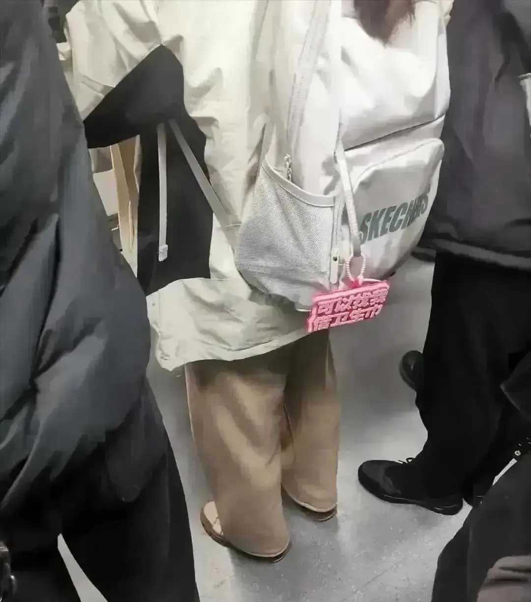 地铁上看到的，现在的小姑娘也太勇敢了