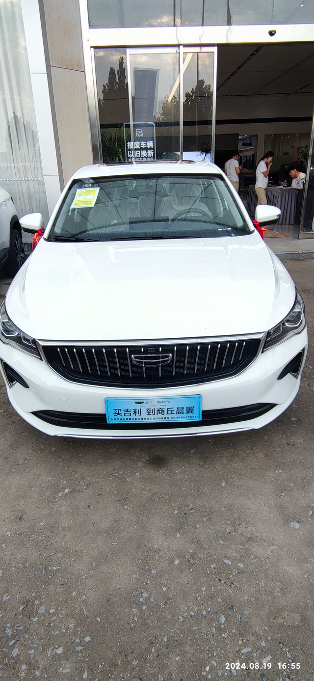 提新车的一天今陪小弟去购车，吉利帝豪店人最多，比亚迪店人也不少，长安逸动店也有