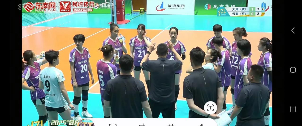 天津女排场上阵容除张世琦和孟子旋，其余5人均来自02年那届青年队，主攻刘美君董铭