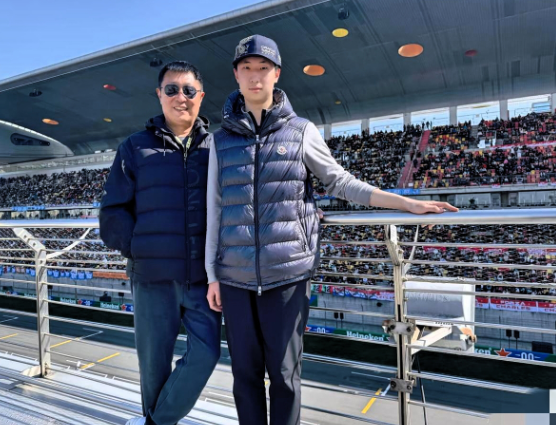 林永健15岁儿子发育太猛身高超180那叫一个高大，虽说长相和老爸如同复制粘贴，