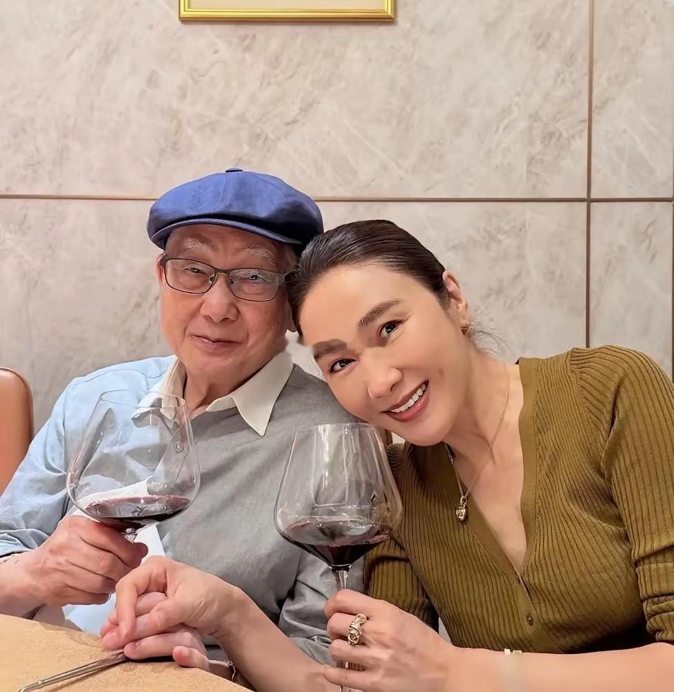 52岁的黎姿把自己活成了自家医美中心的行走广告牌