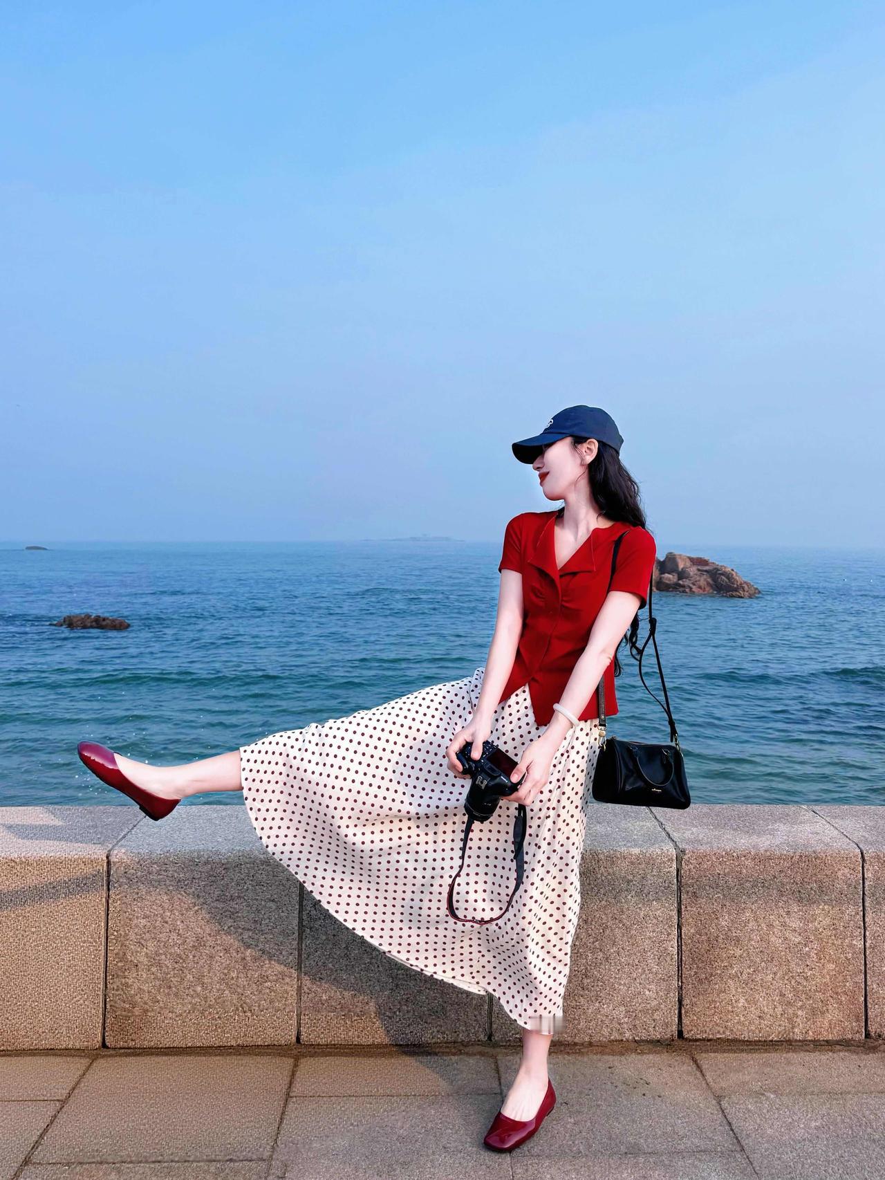 超浪漫的红色系穿搭，太好看了！正红收腰短上衣搭配米白底红波点半裙，复古又灵动，