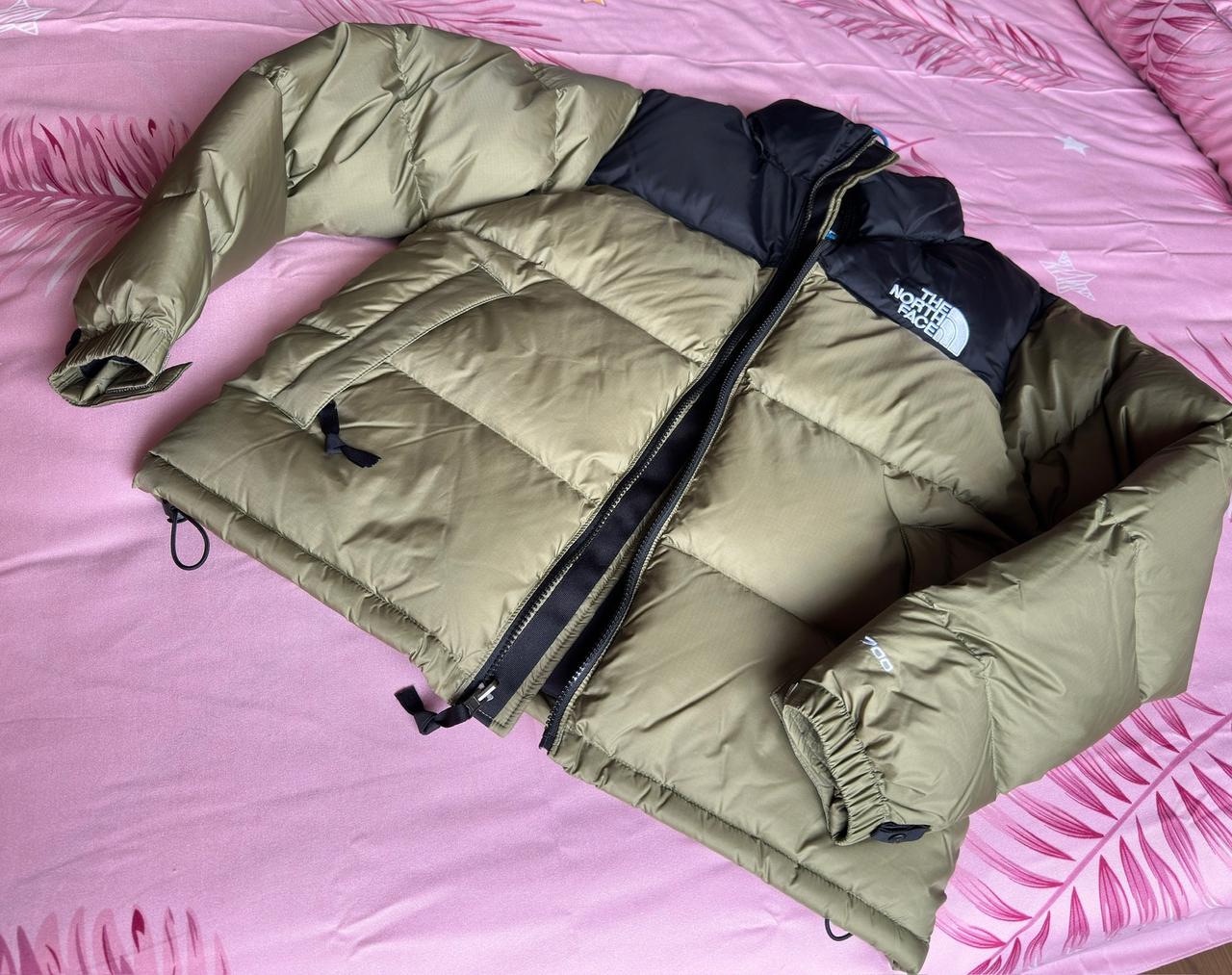 北面羽绒服，拼色款。之前听人说过北面羽绒服，但没有买过这个品牌的羽绒服，感觉这