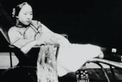 明朝正德九年，玉山县男子王某订下婚期未久，母亲突发疾病去世了。丧期结婚，小两口就