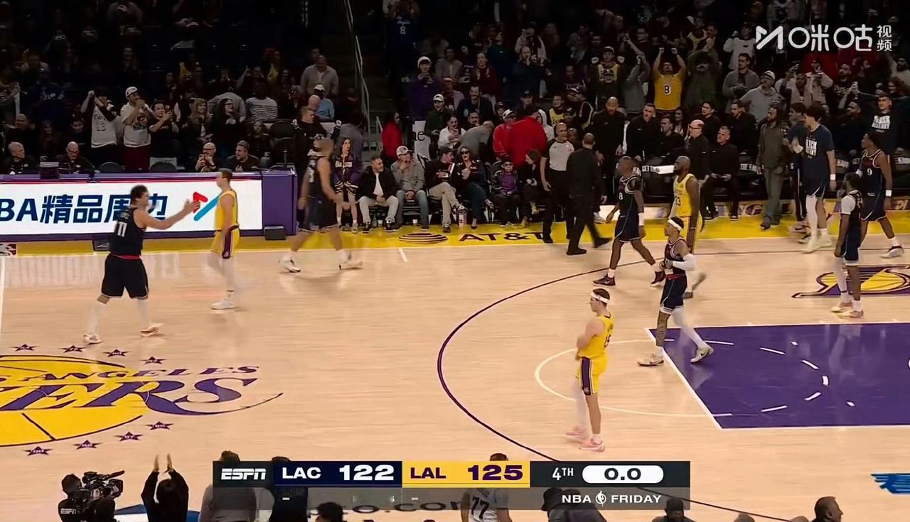 湖人这场球赢的，带来的是惊忧不是惊喜！里夫斯最后时刻多次成功防守。湖人最后发球