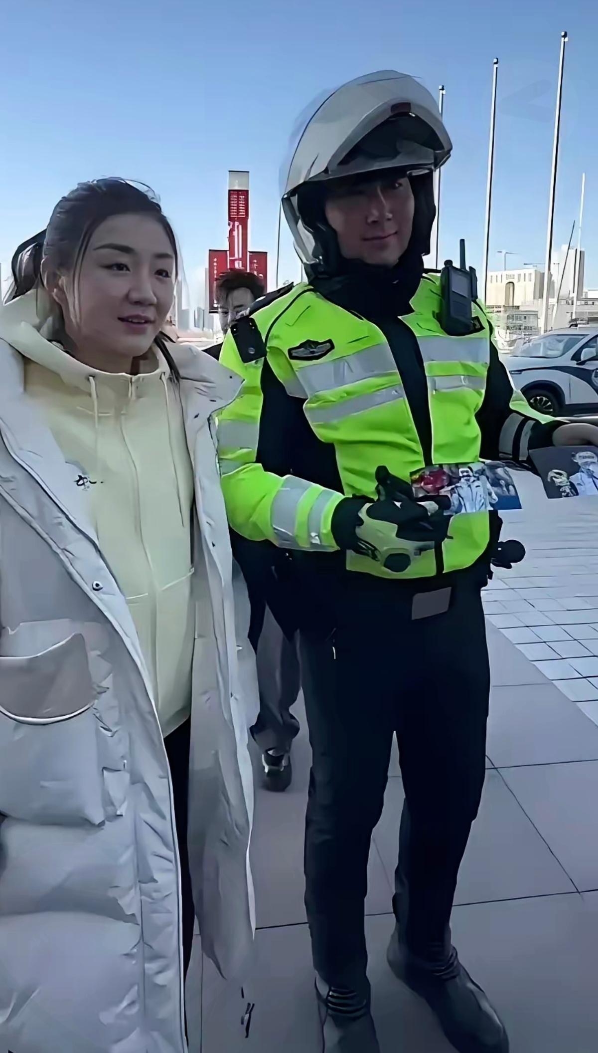 谁懂啊！等车半小时绝望到想骂街，交警一句话居然秒解决！逛