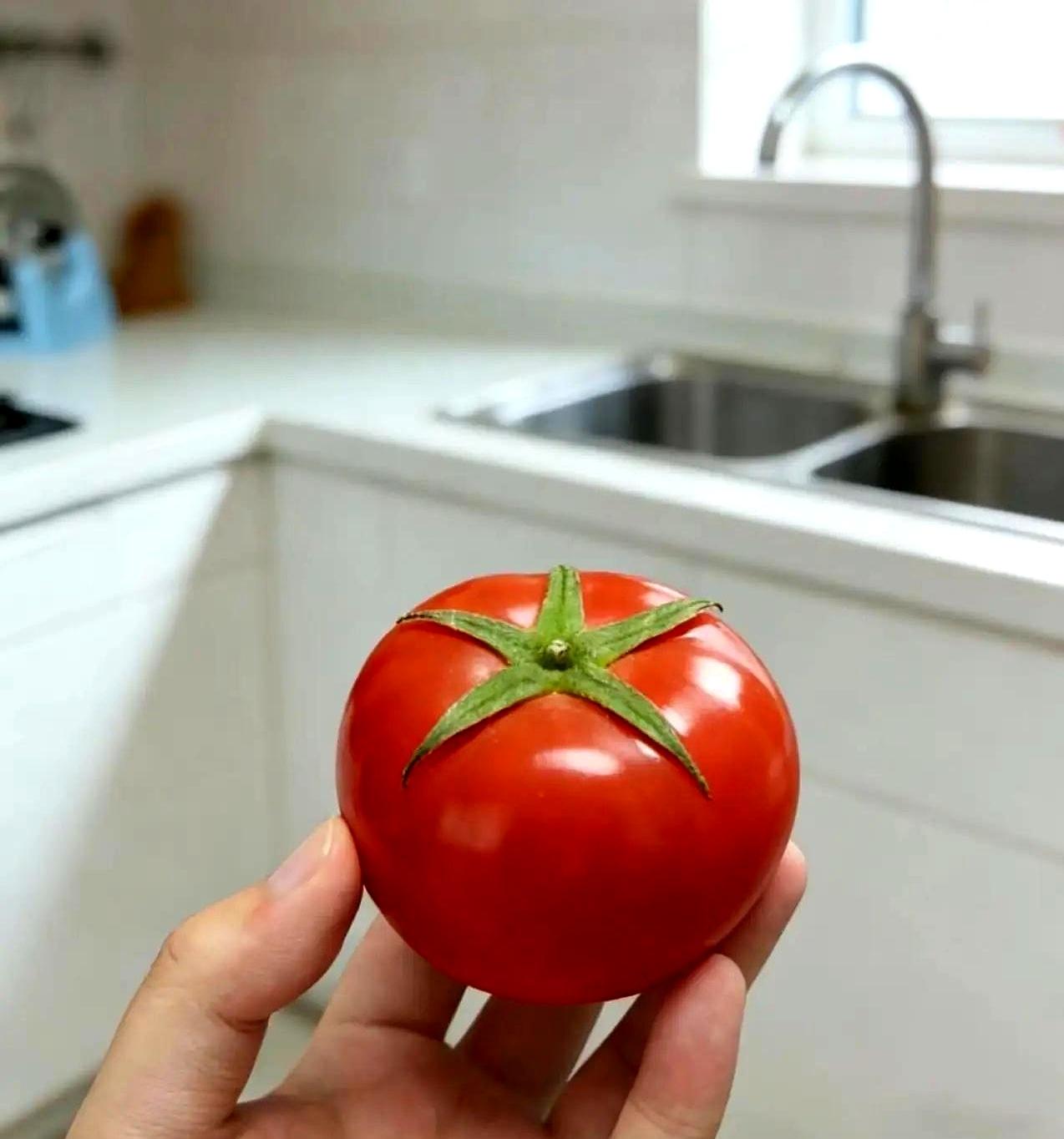 昨晚在地铁口，看见一个场景：孩子突然尿急，妈妈焦虑地四处找厕所，周围人群指指点点