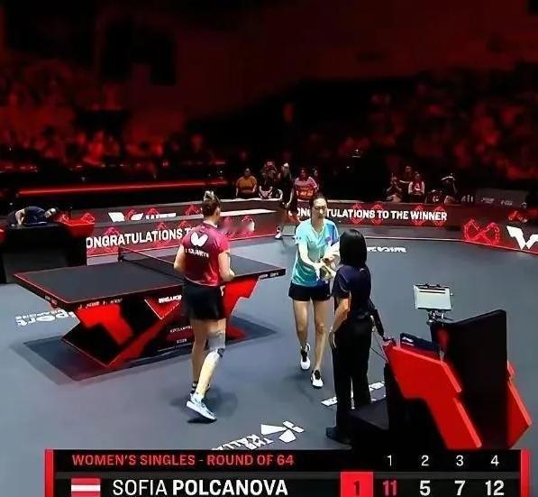 陈熠7比6领先时突然叫了暂停。她快步走向场边，冲着教练于子洋几乎是吼出来的：“