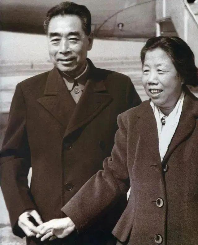 这就是周总理和夫人邓颖超的牵手照，都看看吧，俩人的脸上都洋溢着幸福的微笑。在