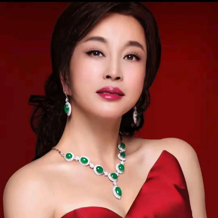 刘晓庆也能写字卖钱，我也有冲动的感觉出生于50年代早期的刘晓庆，在影视圈深耕